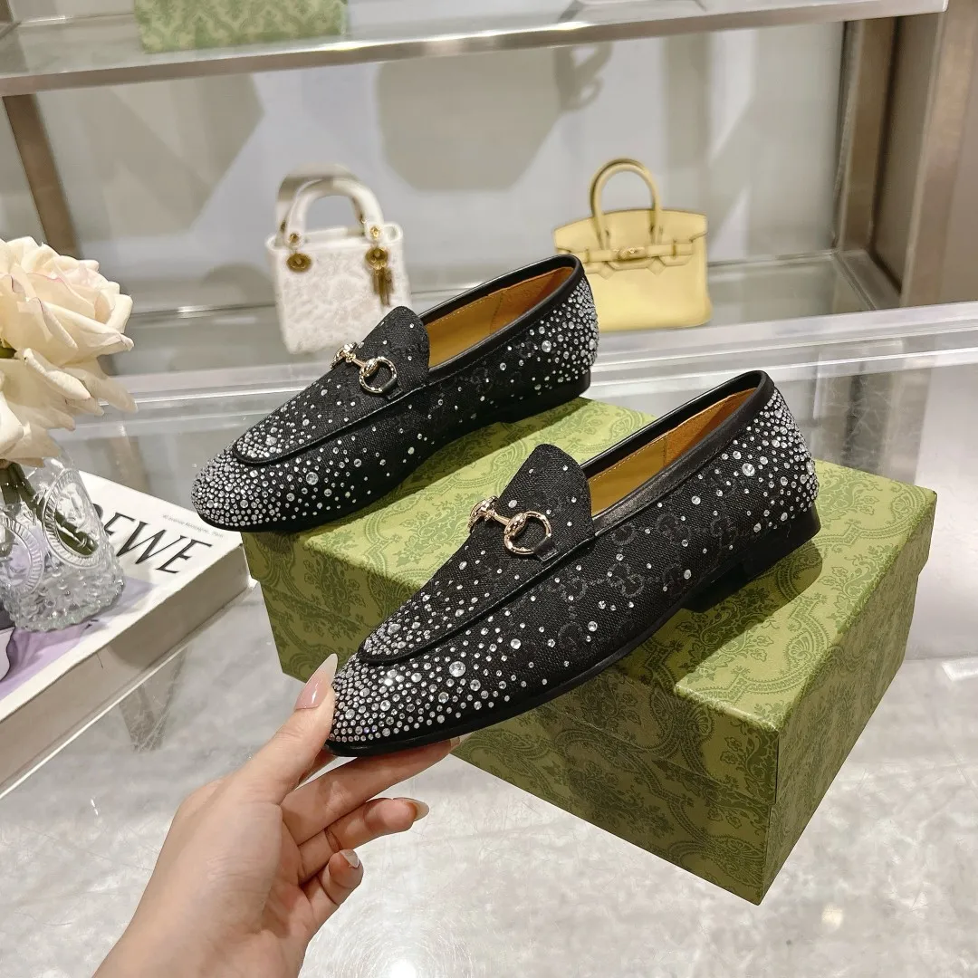 👟👟Ex-factory price 500👟👟 Genuine leather sole + 50 burgundy G diamonds (35-41) (41/42 customized) As an outstanding representative of Gucci’s design heritage, the Jordaan series of loafers with horsebit buckles vividly highlight the classic and elegant style. Crafted from the brand's signature monogram canvas, this shoe is timeless. Made from soft material and with a refined, smooth silhouette, these shoes are a perfect expression of everyday elegance. Gucci Angora Red GG Canvas Women Light Gold Tone Hardware Horsebit Faceted Crystal Detail Leather Sole Flat